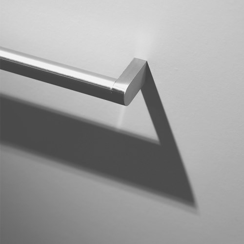 مقایسه دستگیره فلزی و دستگیره چوبی: کدام برای کابینت و آشپزخانه شما مناسب‌تر است؟